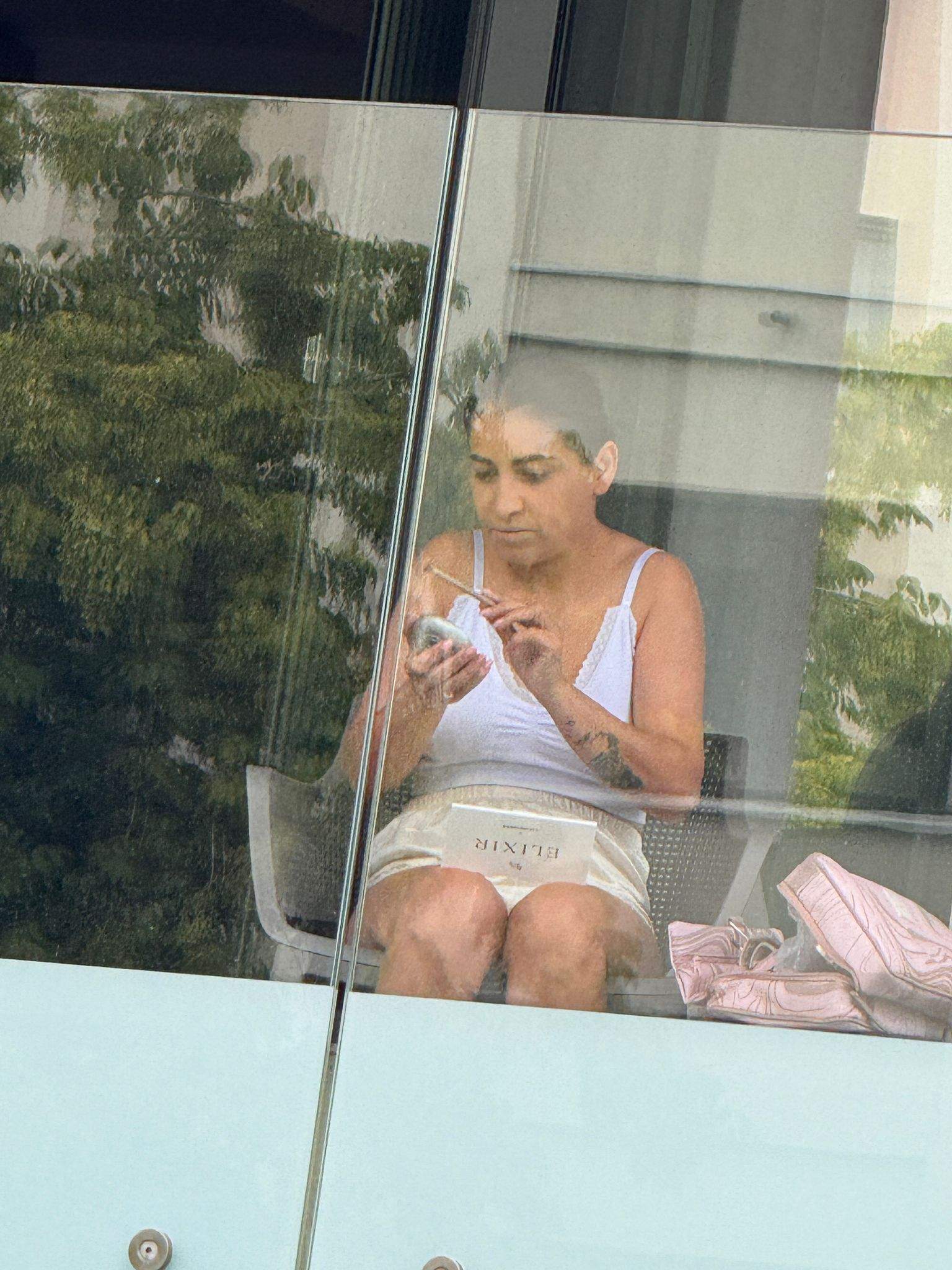 Când n-ai loc la salon, improvizezi! Prințesa de Aur s-a machiat în văzul tuturor! Imagini rare cu manelista înainte de a pleca la evenimente | VIDEO