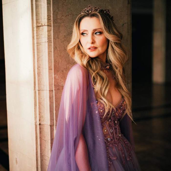 Alina Sorescu poartă o coroana o rochie eleganta