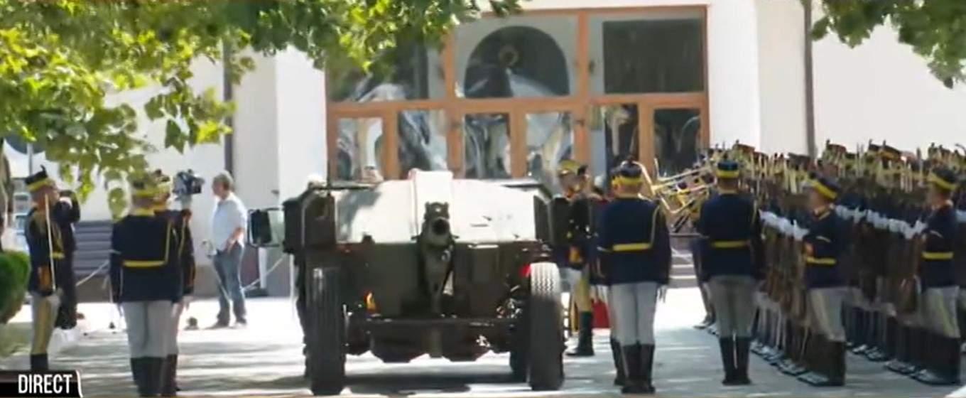 LIVE TEXT. Ion Iliescu este înmormântat astăzi, cu onoruri militare. Românii își iau rămas bun de la primul președinte ales al țării