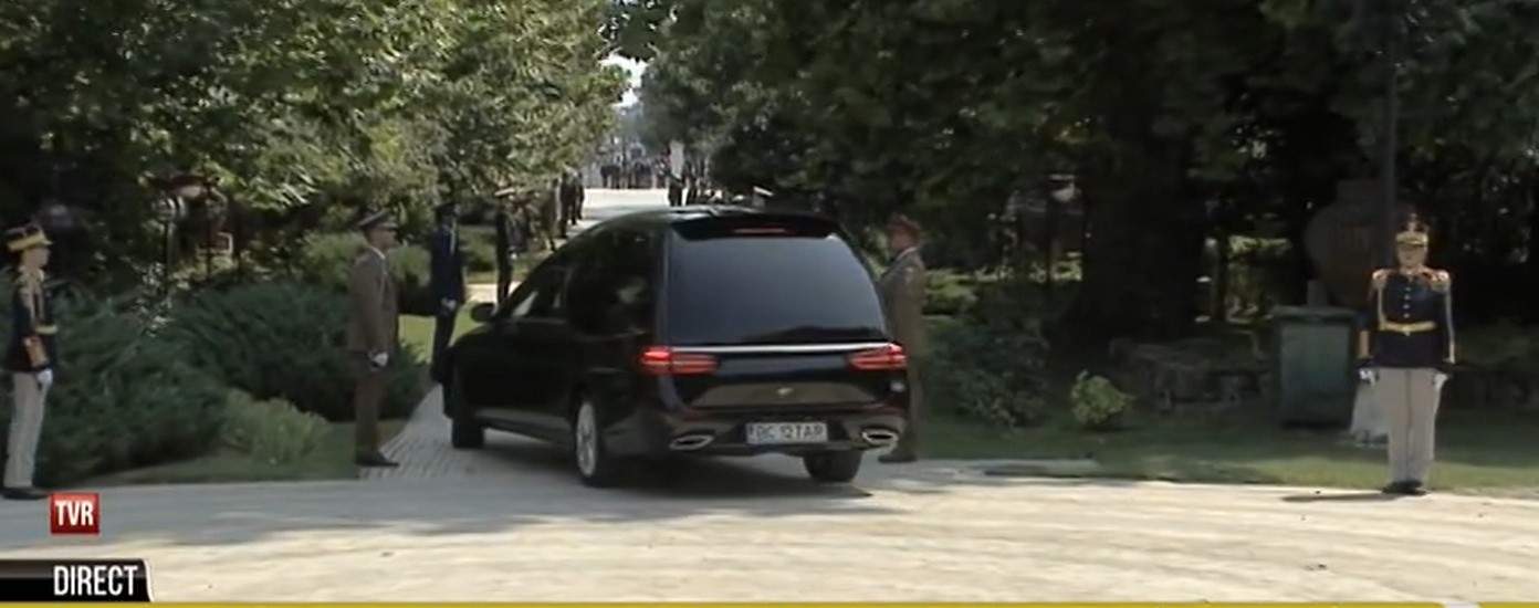 LIVE TEXT. Ion Iliescu este înmormântat astăzi, cu onoruri militare. Românii își iau rămas bun de la primul președinte ales al țării