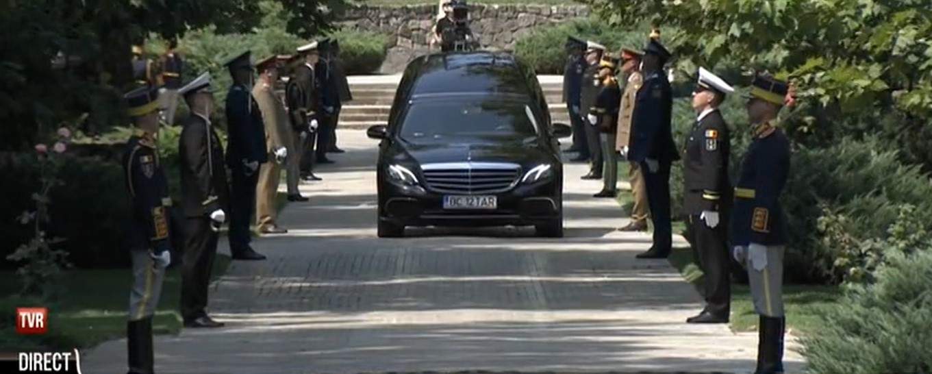 LIVE TEXT. Ion Iliescu este înmormântat astăzi, cu onoruri militare. Românii își iau rămas bun de la primul președinte ales al țării