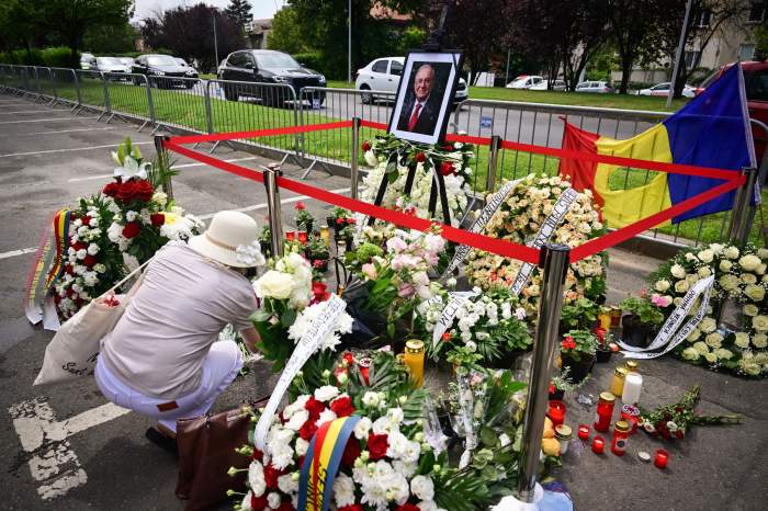 altar de lumânări pentru Ion Iliescu