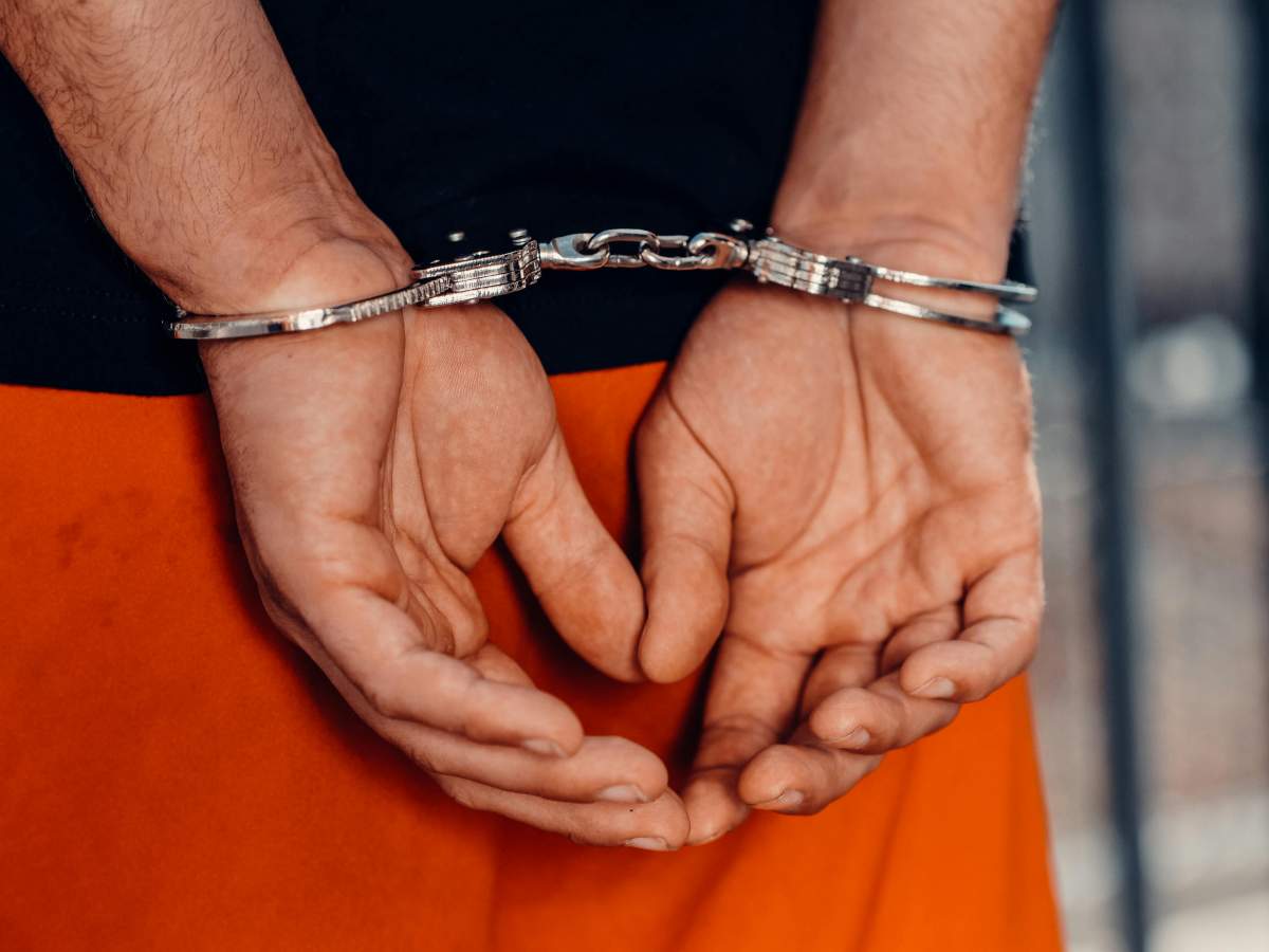 Bărbatul din Timișoara care și-ar fi amenințat fiica și soția cu moartea a fost reținut. Poliția s-a autosesizat după ce tânăra a postat pe TikTok