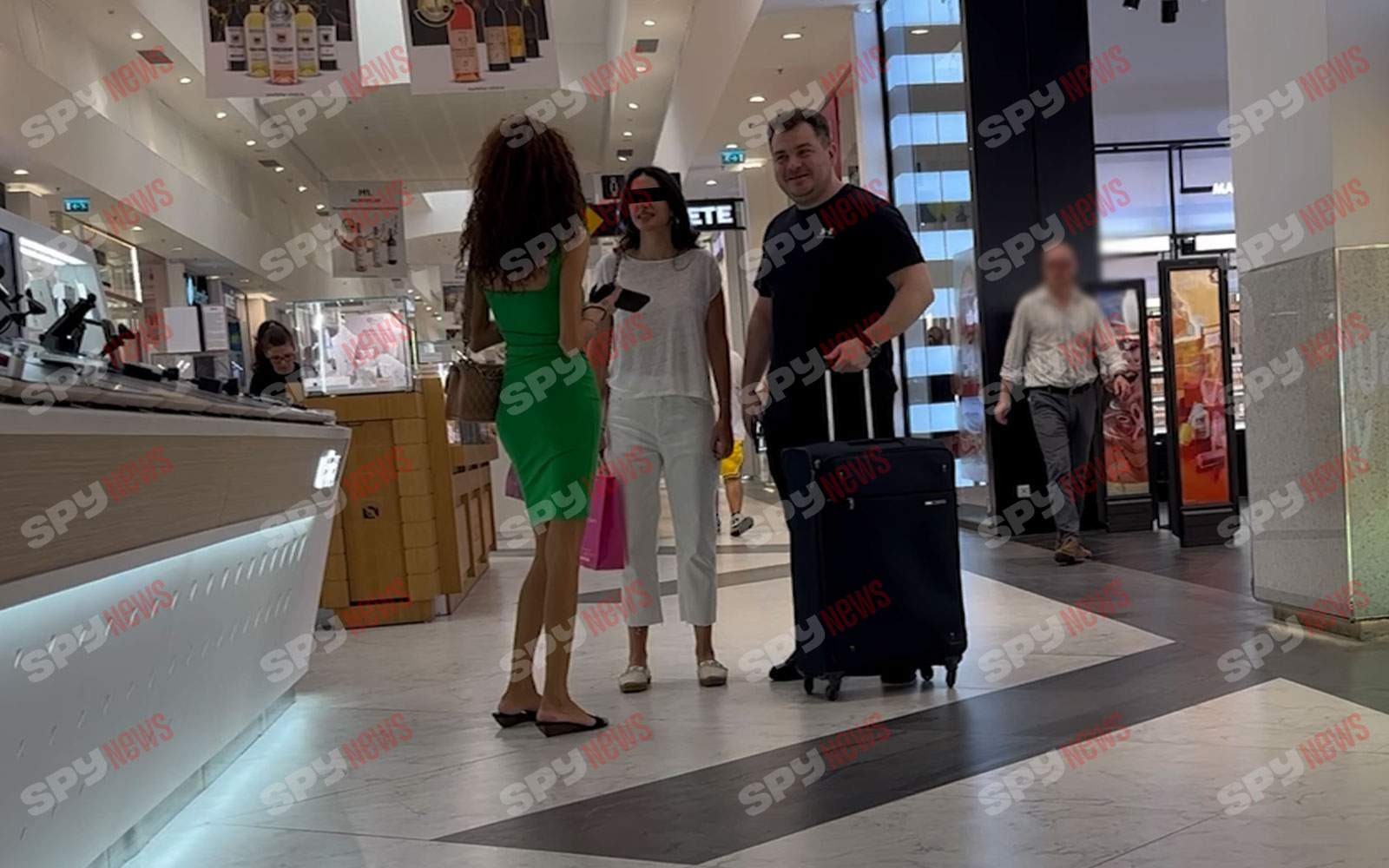 Răzvan Plumb şi iubita sunt gata de vacanţă! Bozo face ultimele pregătiri! Cum a fost surprins fiul Rovanei Plumb