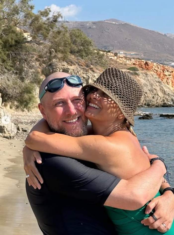Simona Gherghe și soțul, într-o ipostază romantică în vacanța din Grecia