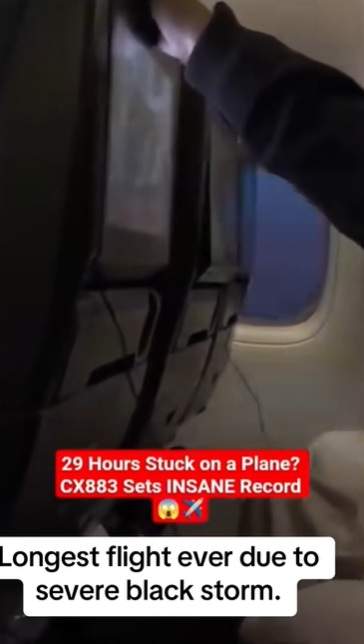 Coșmar pentru pasagerii unui avion! Au petrecut aproape 29 de ore în aeronavă, din cauza unei furtuni apocaliptice 