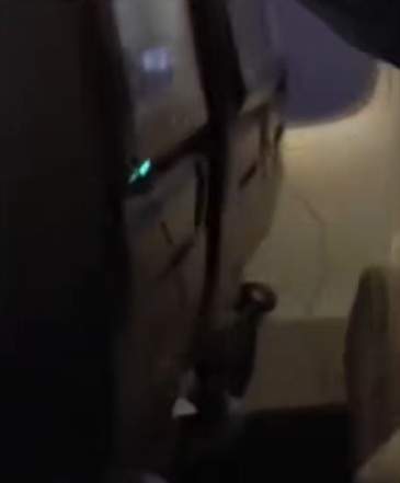 Coșmar pentru pasagerii unui avion! Au petrecut aproape 29 de ore în aeronavă, din cauza unei furtuni apocaliptice 