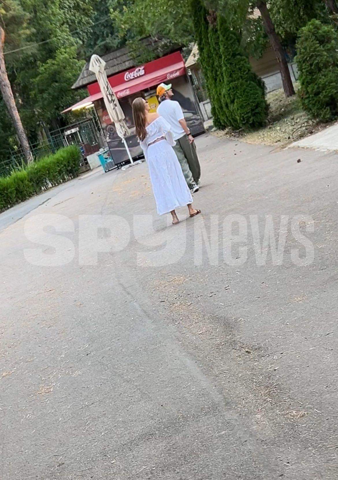 Cuza de la Noaptea Târziu, topit după iubita lui! Imagini exclusive cu cei doi, la o plimbare romantică de seară, în parc | VIDEO