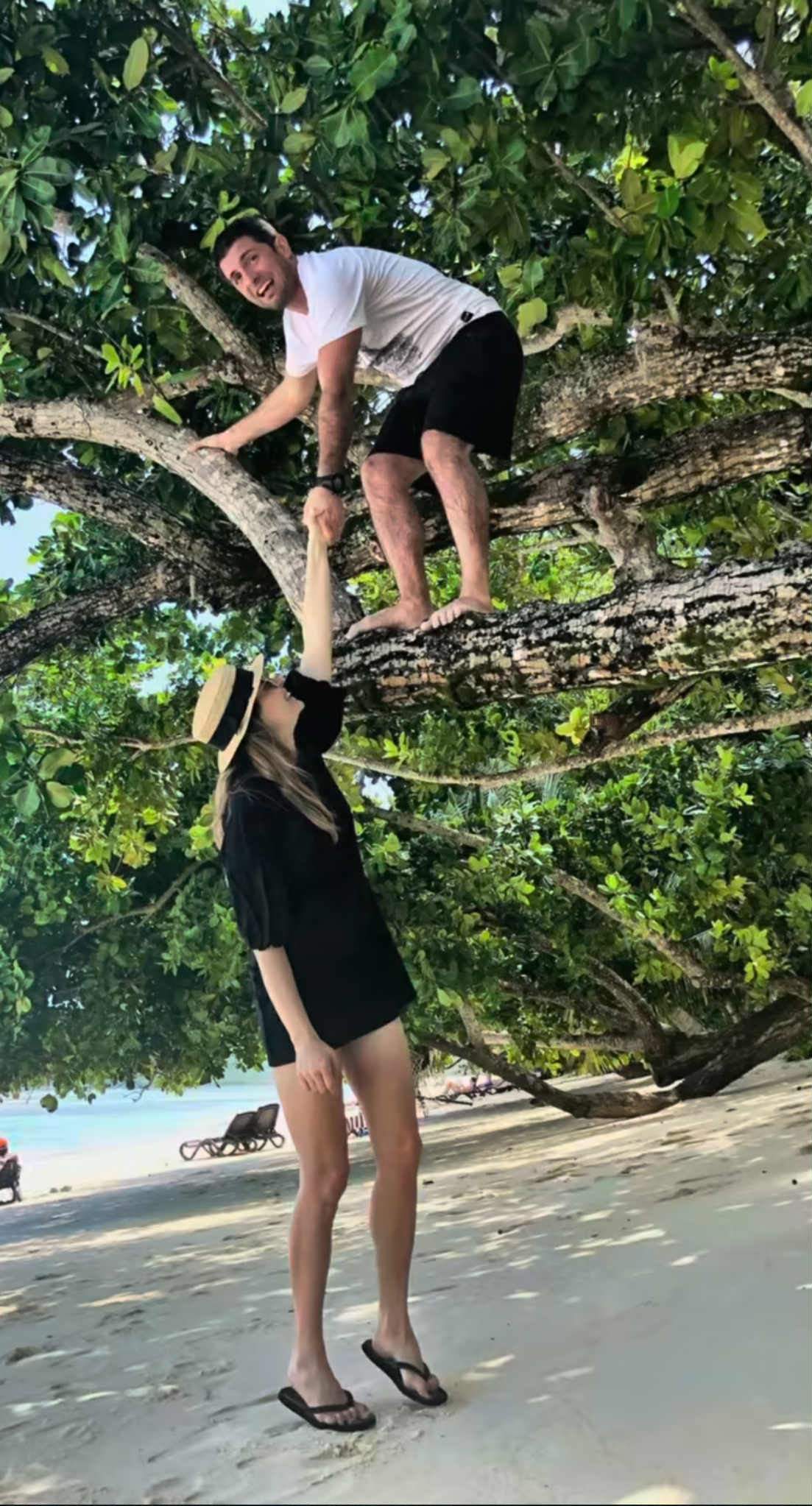 Laura Cosoi și soțul ei aniversează 10 ani de căsnicie. Imagini de colecție cu prezentatoarea emisiunii Vacanță de vedetă și tatăl copiilor ei | FOTO