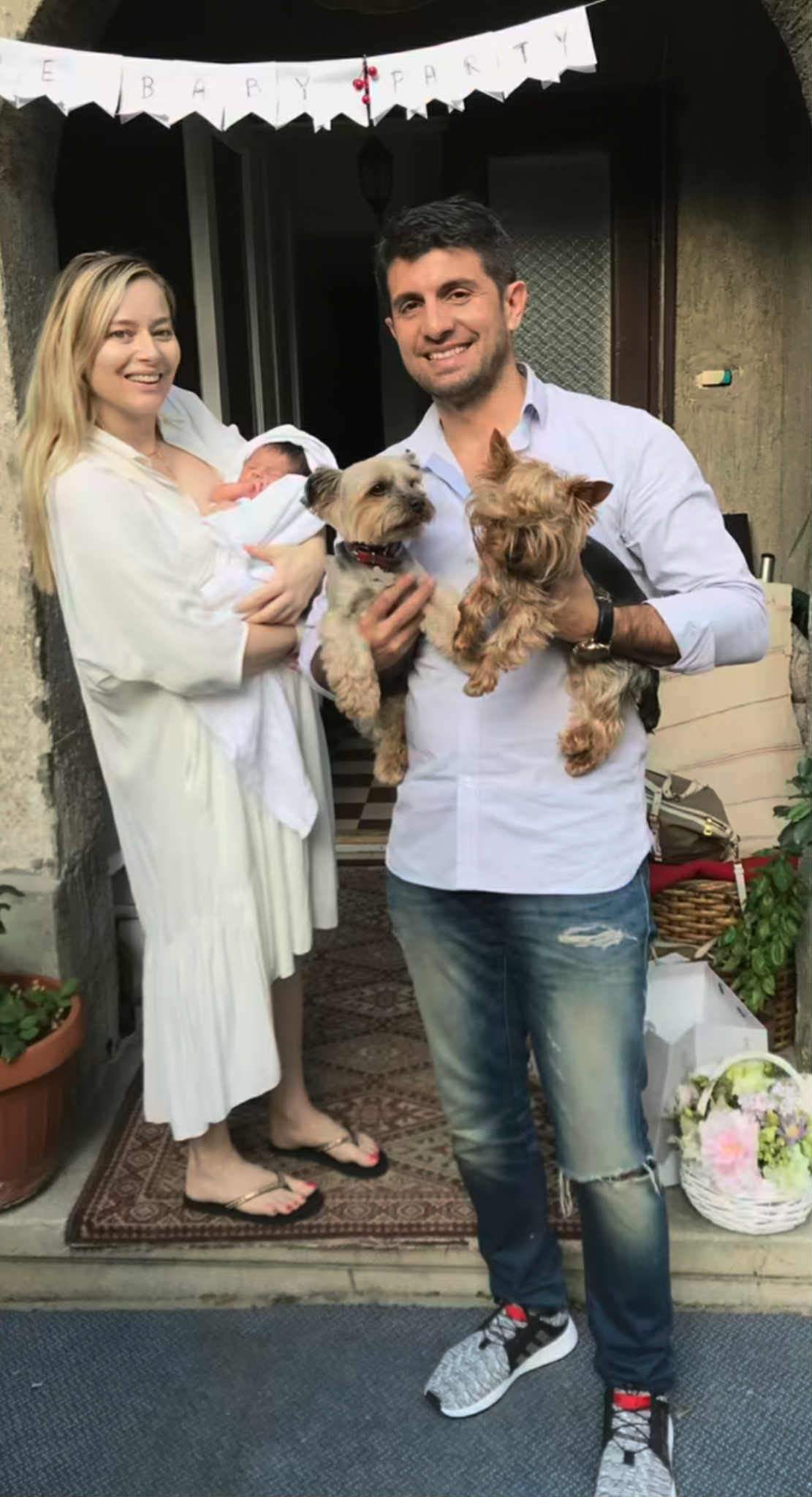 Laura Cosoi și soțul ei aniversează 10 ani de căsnicie. Imagini de colecție cu prezentatoarea emisiunii Vacanță de vedetă și tatăl copiilor ei | FOTO