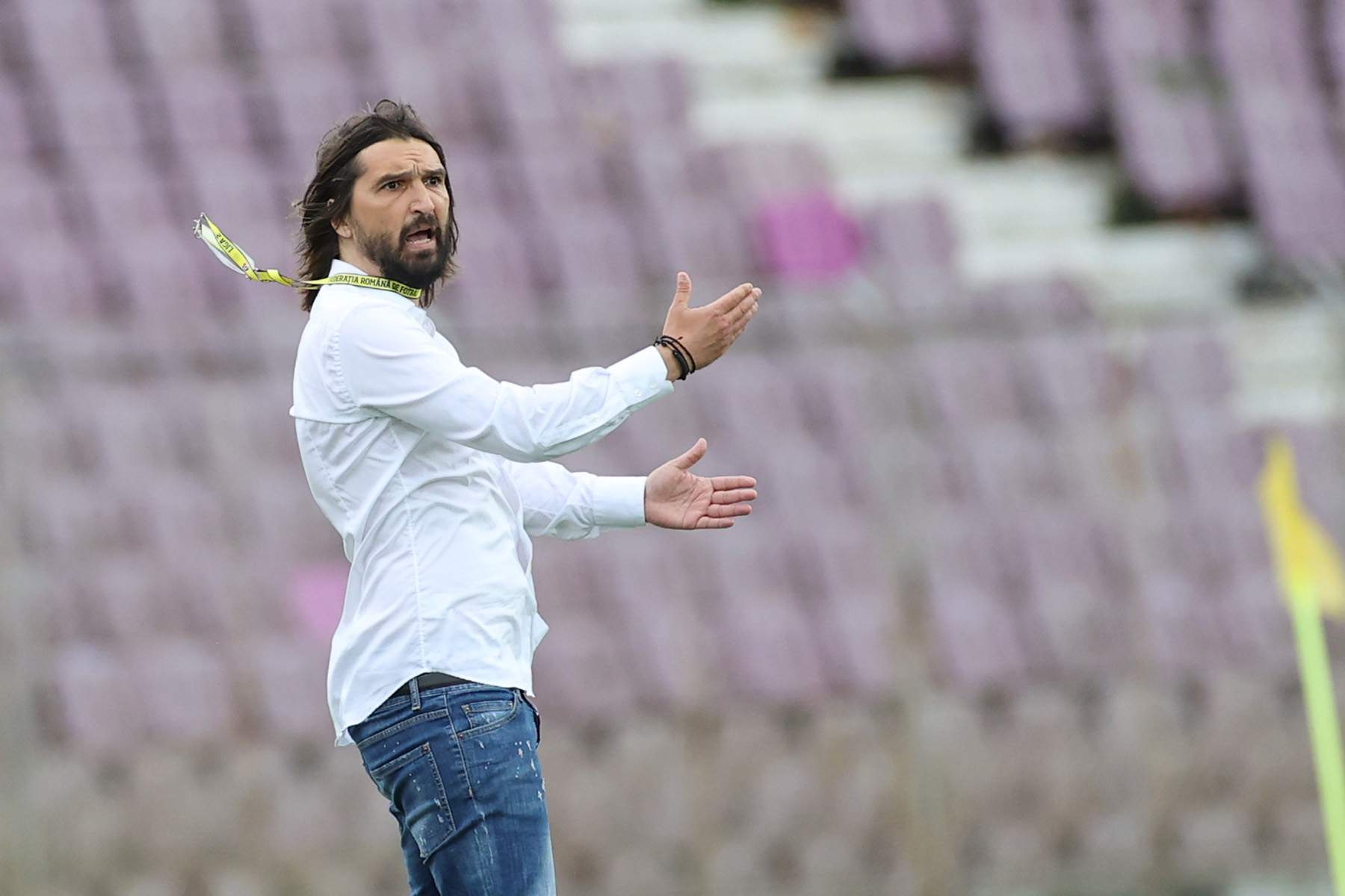 Dan Alexa pe terenul de fotbal