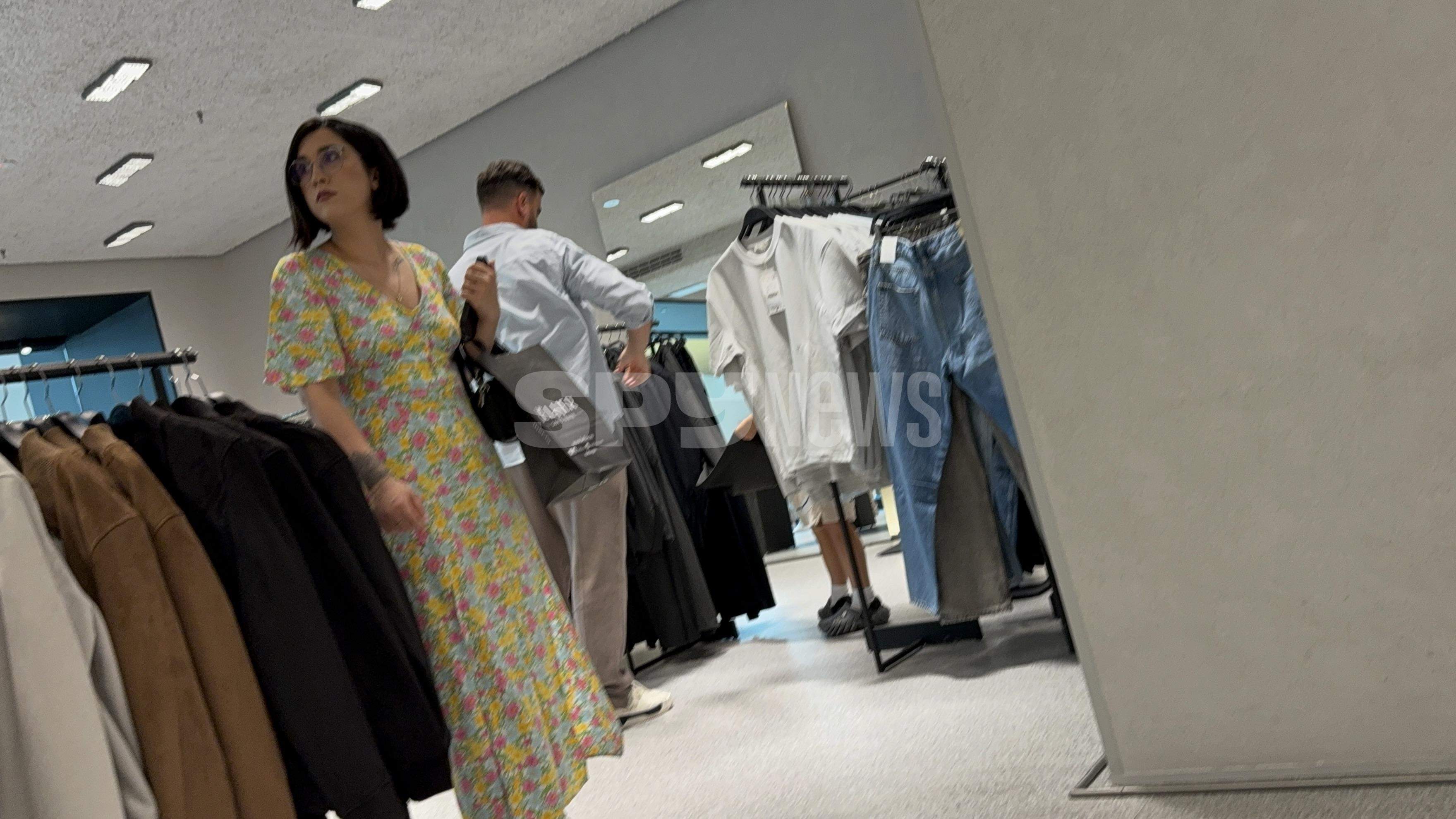 Avem dovada! Ea e șeful! Adda și Cătălin Rizea, shopping doar pe muzica ei! Ea comandă, el se supune | PAPARAZZI