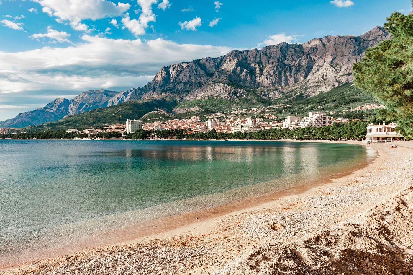 Orașul din Europa care te cucerește cu apa sa turcoaz și atmosfera mediteraneană. Este cunoscut pentru plajele sale uimitoare și cultura bogată