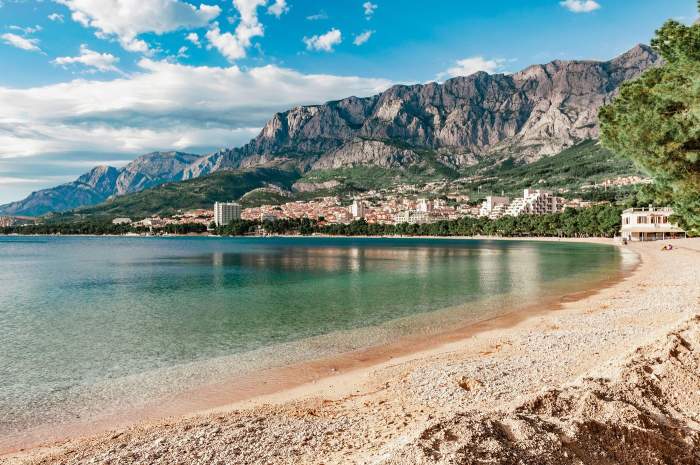 Orașul din Europa care te cucerește cu apa sa turcoaz și atmosfera mediteraneană. Este cunoscut pentru plajele sale uimitoare și cultura bogată
