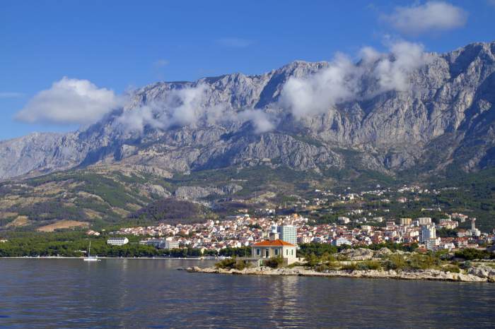 Orașul din Europa care te cucerește cu apa sa turcoaz și atmosfera mediteraneană. Este cunoscut pentru plajele sale uimitoare și cultura bogată
