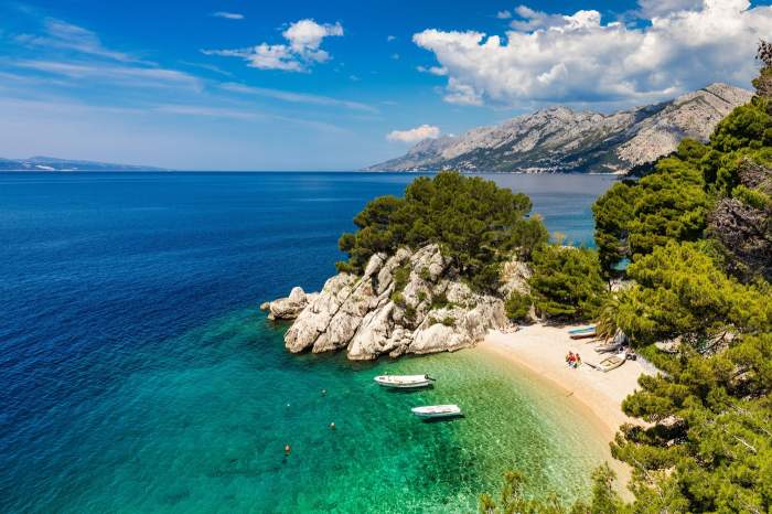 Orașul din Europa care te cucerește cu apa sa turcoaz și atmosfera mediteraneană. Este cunoscut pentru plajele sale uimitoare și cultura bogată