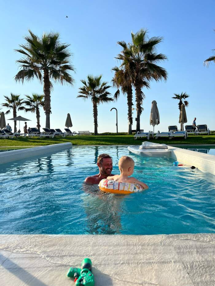 Imagini superbe din vacanța lui Cristi Pulhac și a soției lui, Raluca! Unde s-a relaxat fostul fotbalist alături de familie | FOTO