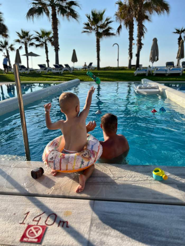 Imagini superbe din vacanța lui Cristi Pulhac și a soției lui, Raluca! Unde s-a relaxat fostul fotbalist alături de familie | FOTO