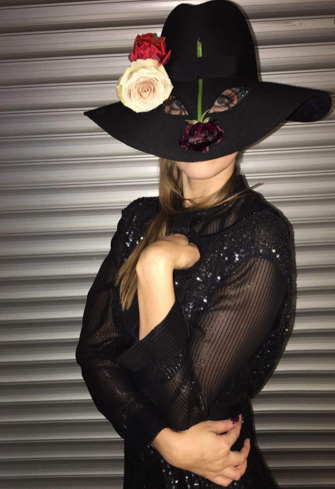 Iulia Albu șochează cu o nouă apariție în stilul său caracteristic! Fanii au rămas uluiți când i-au văzut accesoriile | FOTO