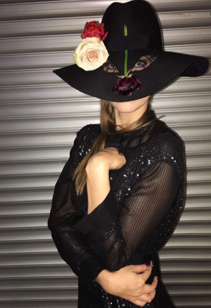 Iulia Albu șochează cu o nouă apariție în stilul său caracteristic! Fanii au rămas uluiți când i-au văzut accesoriile | FOTO