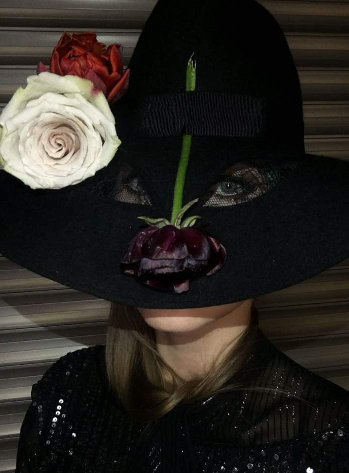 Iulia Albu șochează cu o nouă apariție în stilul său caracteristic! Fanii au rămas uluiți când i-au văzut accesoriile | FOTO
