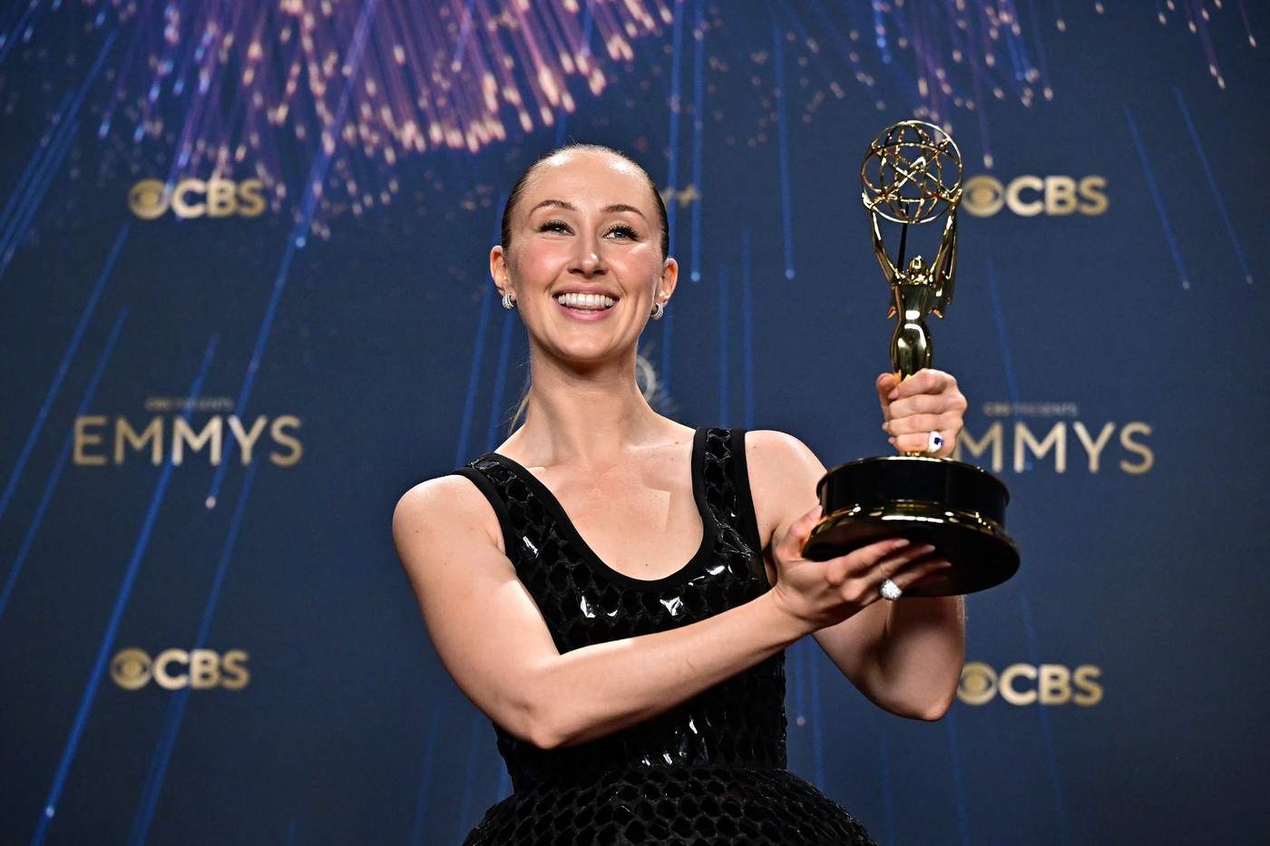 Actrița britanică Erin Doherty pozează în sala de presă cu premiul pentru cea mai bună actriță în rol secundar într-un serial limitat, antologic sau de film, pentru filmul „Adolescence”.