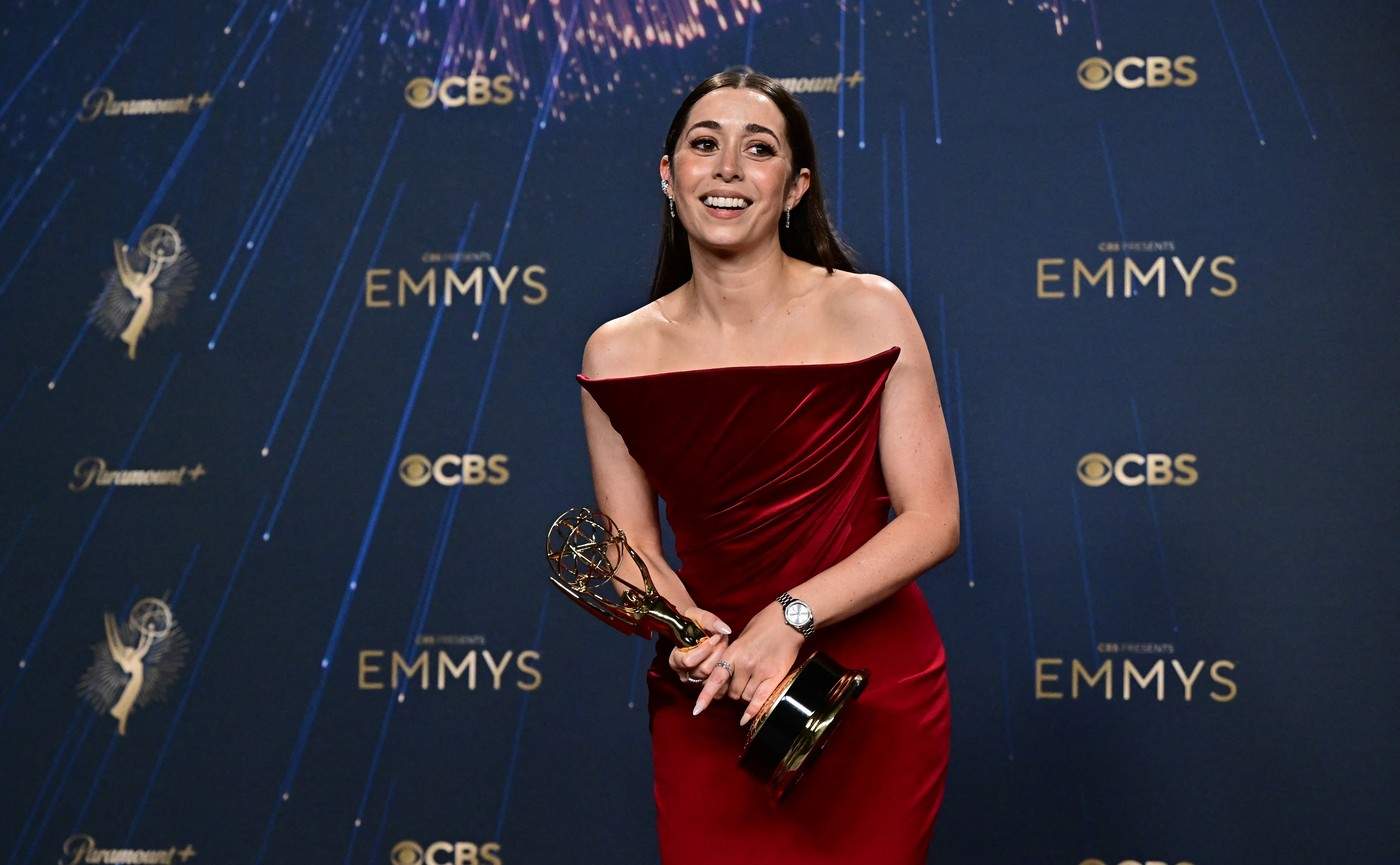 Actrița americană Cristin Milioti pozează cu premiul pentru cea mai bună actriță principală într-un serial limitat, antologic sau de film pentru filmul „Pinguinul”