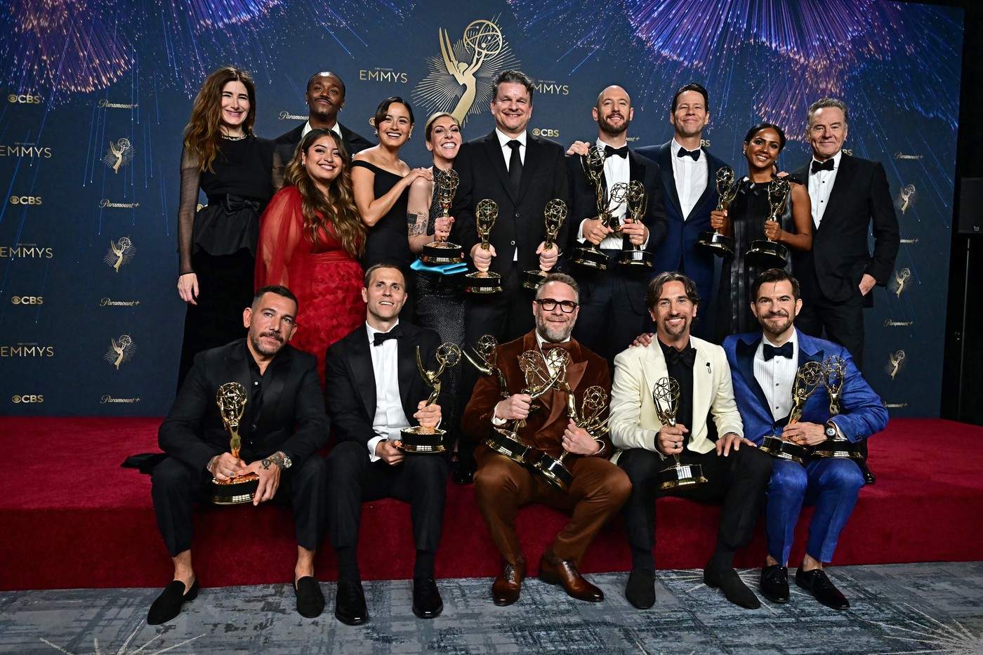 Actorul canadiano-american Seth Rogen pozează (C) în sala de presă cu premiile pentru Cel mai bun scenariu pentru un serial de comedie, Cel mai bun regizor pentru un serial de comedie, Cel mai bun actor principal într-un serial de comedie și Cel mai 