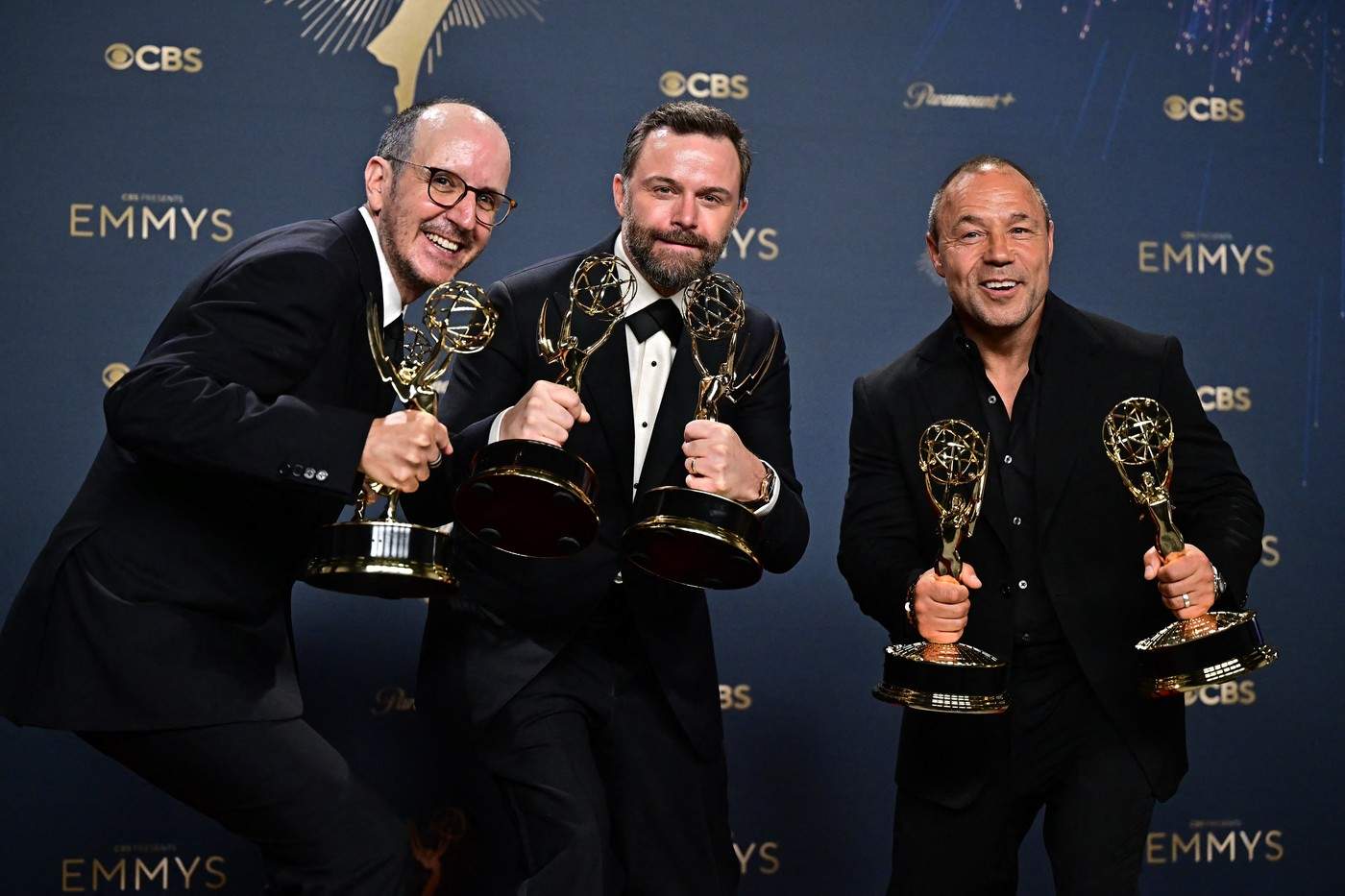 Scenaristul britanic Jack Thorne, regizorul britanic Philip Barantini și actorul britanic Stephen Graham pozează în sala de presă cu premiile pentru Cel mai bun serial limitat sau antologic și Cea mai bună regie pentru un serial limitat, antologic s