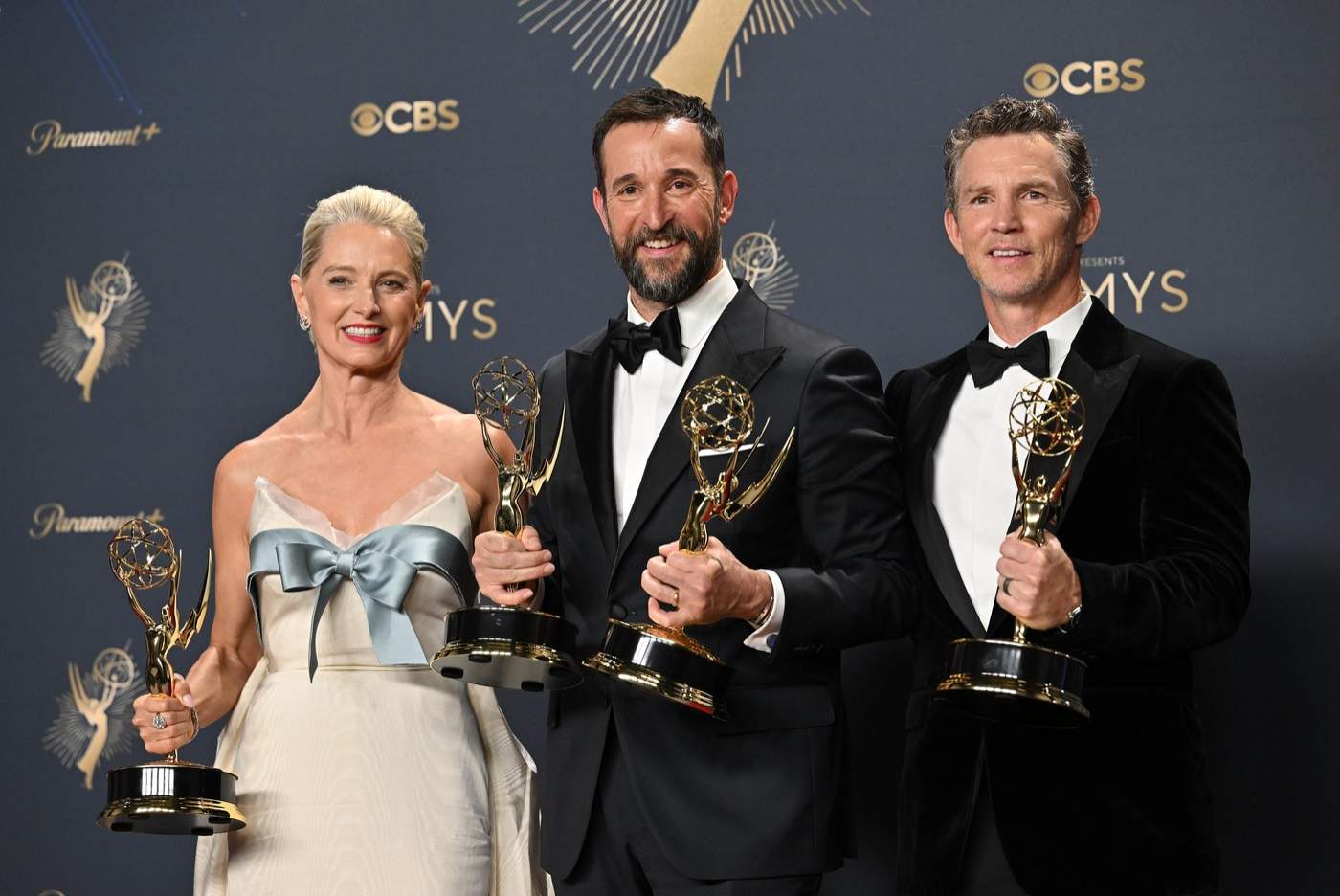 Katherine LaNasa (stânga) deține premiul Emmy pentru cea mai bună actriță în rol secundar într-un serial dramatic, iar Noah Wyle (centru) deține premiul Emmy pentru cel mai bun actor principal într-un serial dramatic.