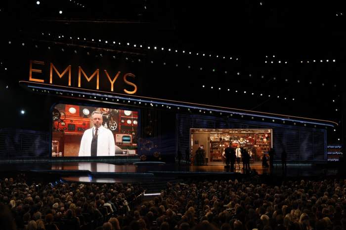 Comicul american Nate Bargatze, gazda evenimentului, vorbește pe scenă în timpul celei de-a 77-a ediții a Premiilor Primetime Emmy, la Teatrul Peacock din LA Live, Los Angeles.