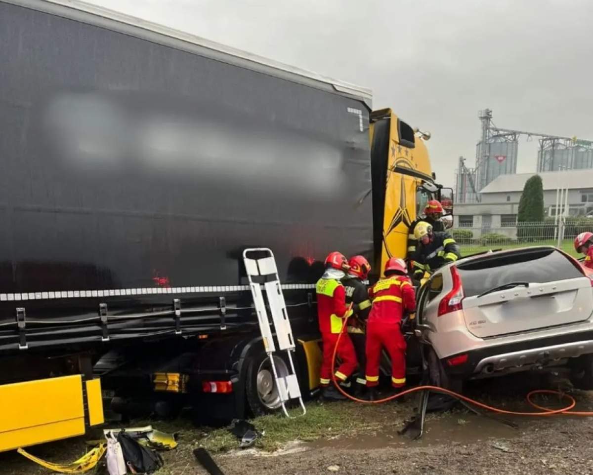 Trei fete au rămas fără mamă în urma unui accident tragic pe o șosea din România. Femeia a murit, iar fiicele sale au fost grav rănite