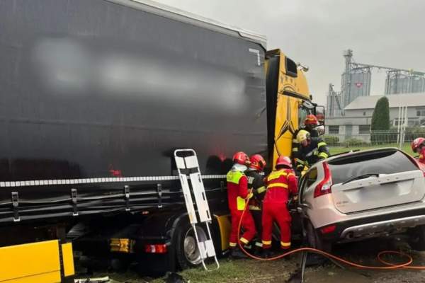 Trei fete au rămas fără mamă în urma unui accident tragic pe o șosea din România. Femeia a murit, iar fiicele sale au fost grav rănite