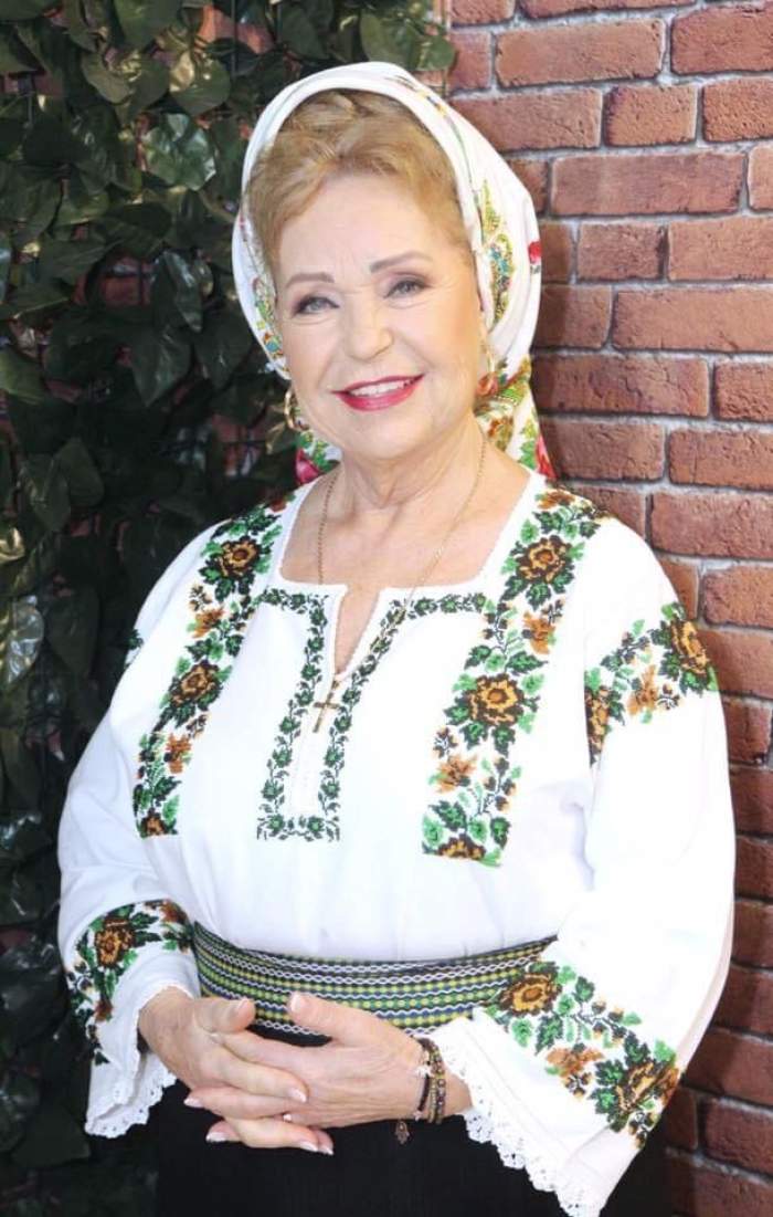 Mioara Velicu  poarta costum tradițional