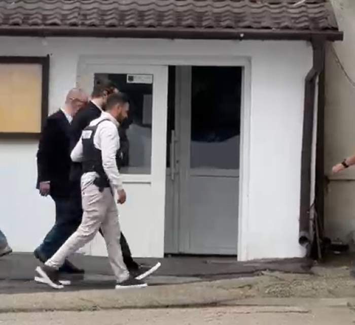 Toto Dumitrescu a ajuns la Brigada Rutieră. Fiul lui Ilie Dumitrescu, încătușat, e însoțit și de avocatul său | VIDEO