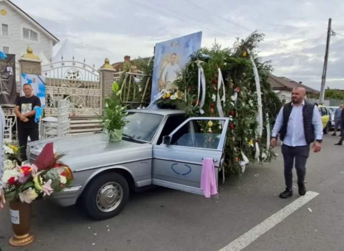 Bărbatul ucis în Craiova, în timpul unei răfuieli între clanuri, a fost condus pe ultimul drum. Zeci de persoane au participat la înmormântare | FOTO