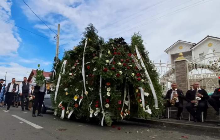 Bărbatul ucis în Craiova, în timpul unei răfuieli între clanuri, a fost condus pe ultimul drum. Zeci de persoane au participat la înmormântare | FOTO