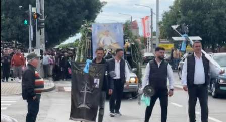Bărbatul ucis în Craiova, în timpul unei răfuieli între clanuri, a fost condus pe ultimul drum. Zeci de persoane au participat la înmormântare | FOTO