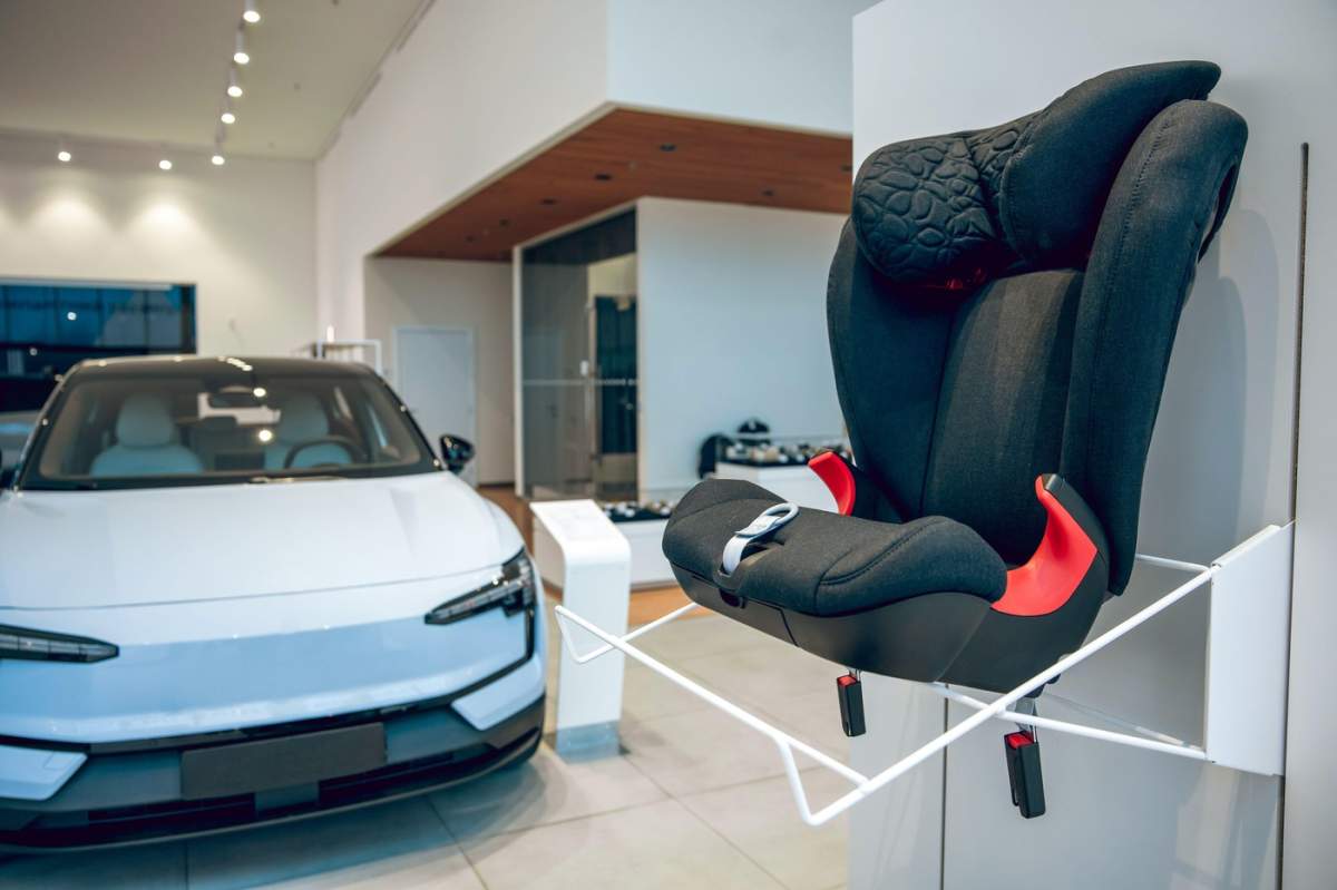Scaun pentru copii expus într-un salon auto sau showroom