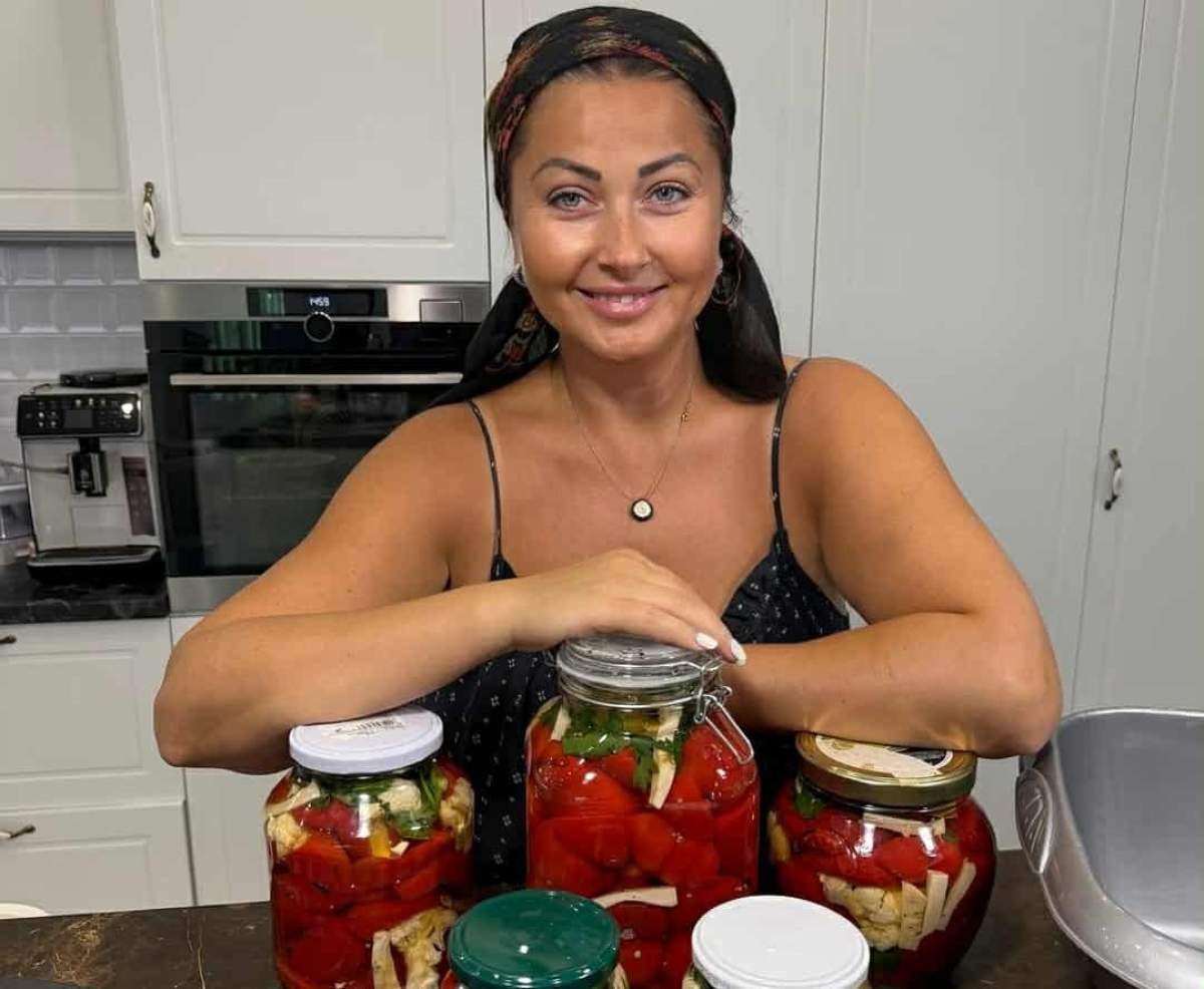 Gabriela Cristea și borcane cu gogoșari opăriți în oțet cu zahăr