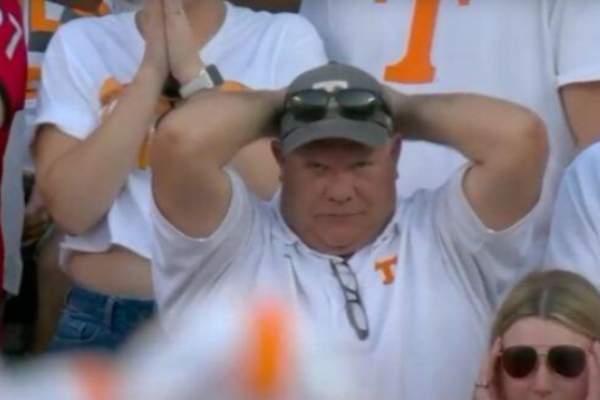 A spus că e bolnav, dar a fost filmat ca la concertul Coldplay! Un bărbat a fost prins cu minciuna la un meci. Imaginile au devenit virale | VIDEO