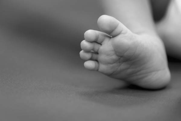 Mama bebelușului mort în accident pentru că nu avea scaun auto, căutată de oamenii legii! Femeia a dispărut când a aflat că a primit 4 ani de închisoare