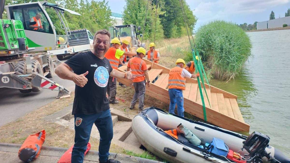 Record mondial pentru România! A devenit primul om care a parcurs înot un continent fără costum neopren. Cine este românul