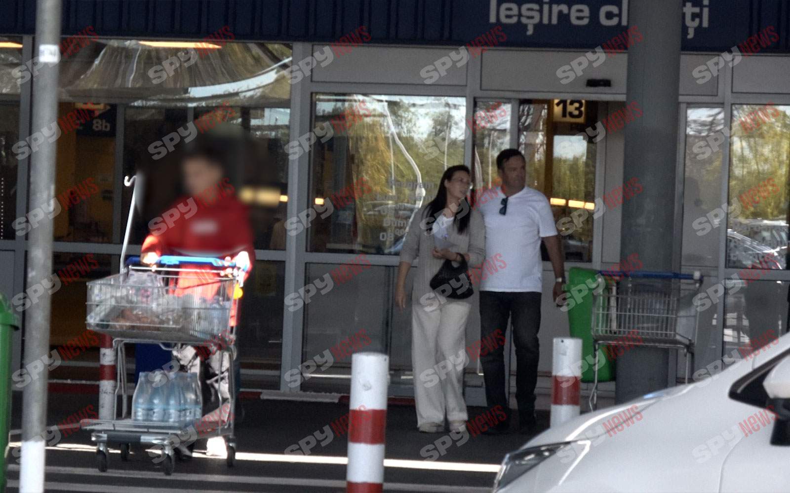 Îşi învaţă băiatul de mic să se descurce! Imagini rare cu Daniel Buzdugan, soţia şi copilul! Intră să vezi cum i-au filmat paparazzii pe cei trei | PAPARAZZI