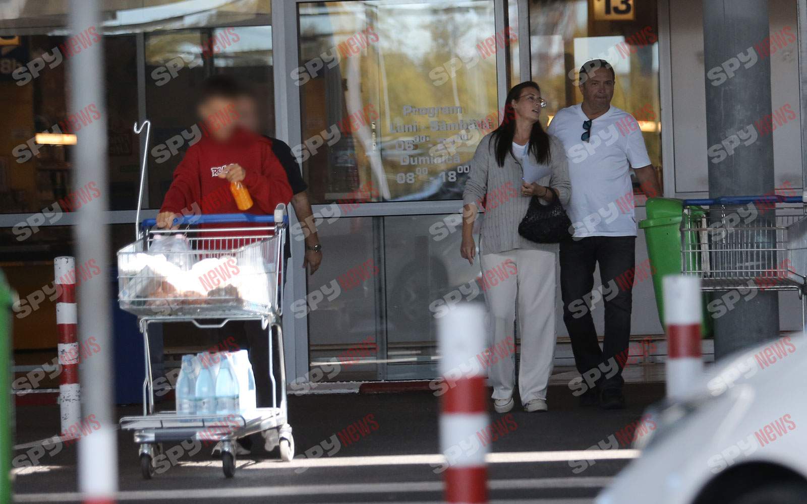 Îşi învaţă băiatul de mic să se descurce! Imagini rare cu Daniel Buzdugan, soţia şi copilul! Intră să vezi cum i-au filmat paparazzii pe cei trei | PAPARAZZI
