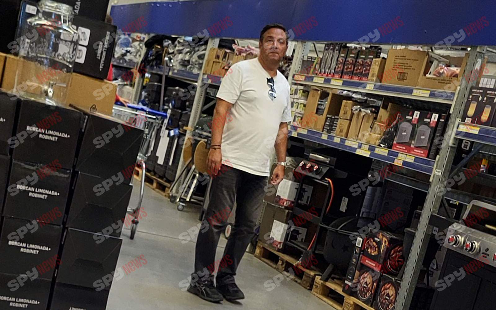 Îşi învaţă băiatul de mic să se descurce! Imagini rare cu Daniel Buzdugan, soţia şi copilul! Intră să vezi cum i-au filmat paparazzii pe cei trei | PAPARAZZI