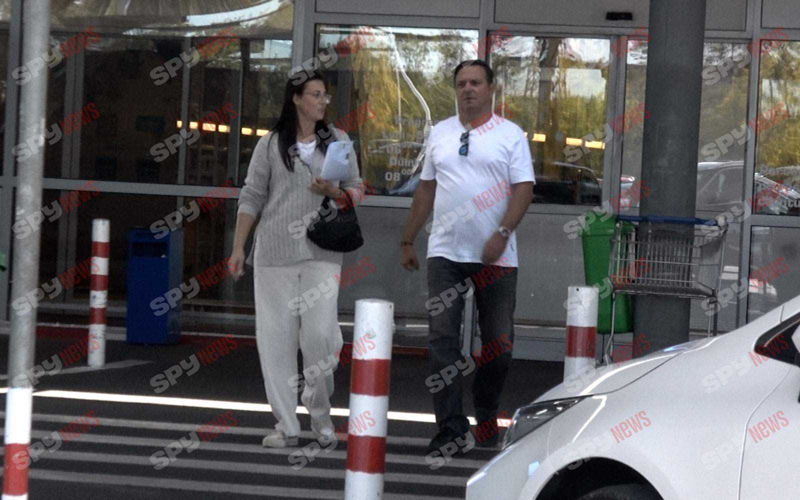 Îşi învaţă băiatul de mic să se descurce! Imagini rare cu Daniel Buzdugan, soţia şi copilul! Intră să vezi cum i-au filmat paparazzii pe cei trei | PAPARAZZI