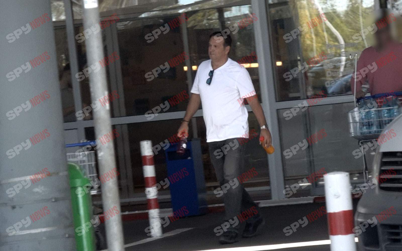 Îşi învaţă băiatul de mic să se descurce! Imagini rare cu Daniel Buzdugan, soţia şi copilul! Intră să vezi cum i-au filmat paparazzii pe cei trei | PAPARAZZI