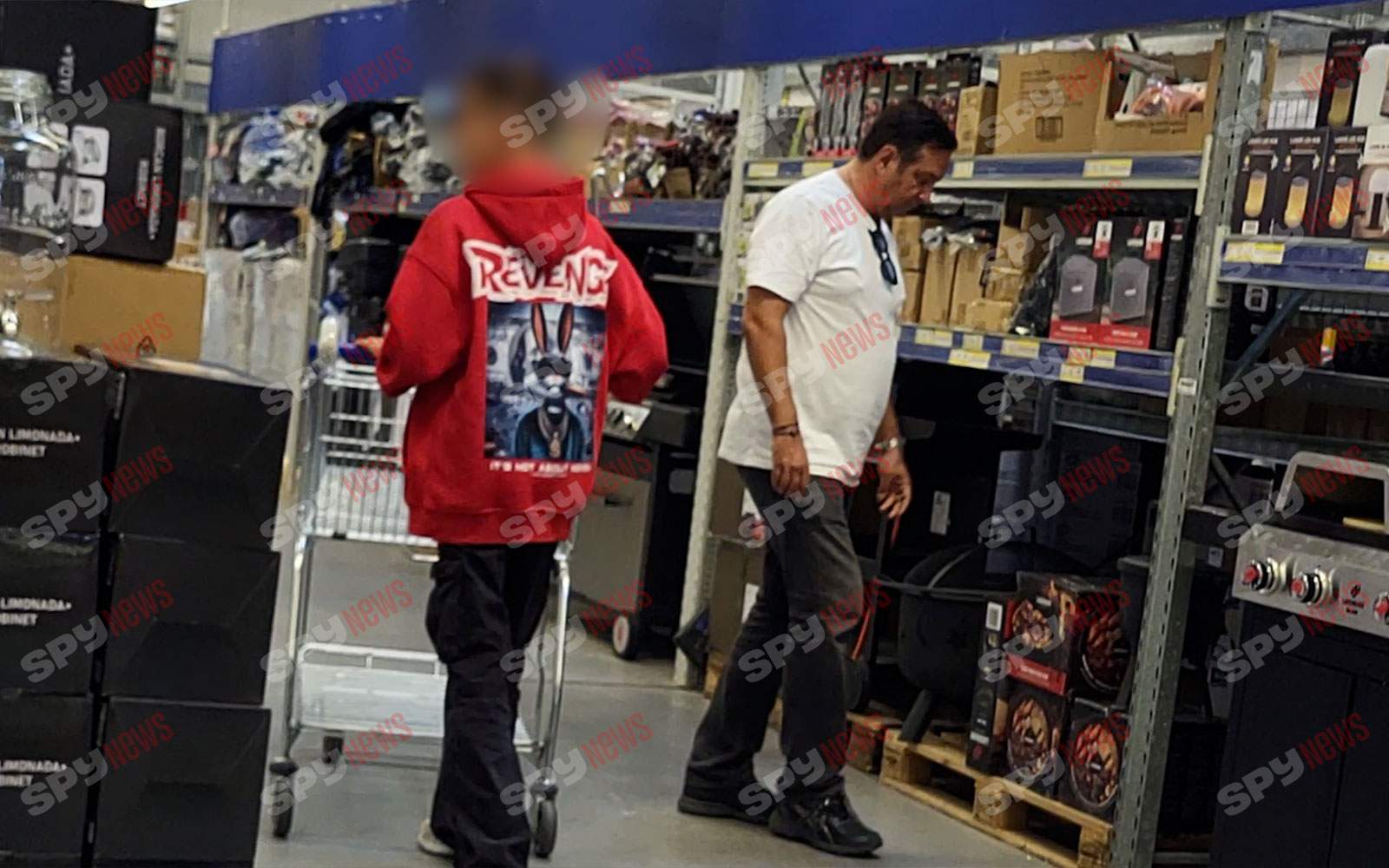 Îşi învaţă băiatul de mic să se descurce! Imagini rare cu Daniel Buzdugan, soţia şi copilul! Intră să vezi cum i-au filmat paparazzii pe cei trei | PAPARAZZI