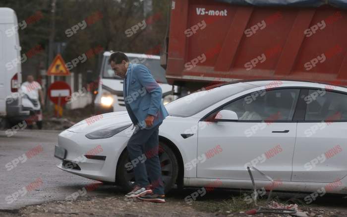 Ştie cum e cu trendurile! Petre Roman şi soţia şi-au făcut fenta în capitală! Noroiul însă... l-a cam încurcat! Ce maşină şi-a luat politicianul! | PAPARAZZI